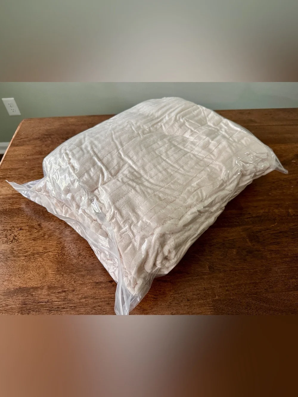 Beautiful King-Size Super Soft Cozy Blanket (Light Beige/Cream)